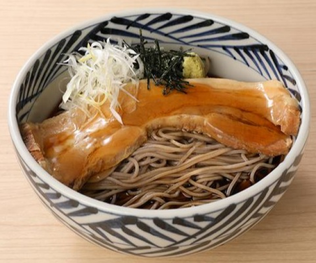 初夏のおすすめ「角煮風冷やし煮豚ぶっかけ蕎麦」